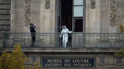 Louvre Müzesi’nde soyulan galerinin dış duvarında ‘kamera yoktu’ Kaynak, Kiran Ridley/Getty Images Fotoğraf