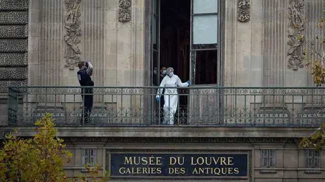 Louvre Müzesi’nde soyulan galerinin dış duvarında ‘kamera yoktu’ Kaynak, Kiran Ridley/Getty Images Fotoğraf