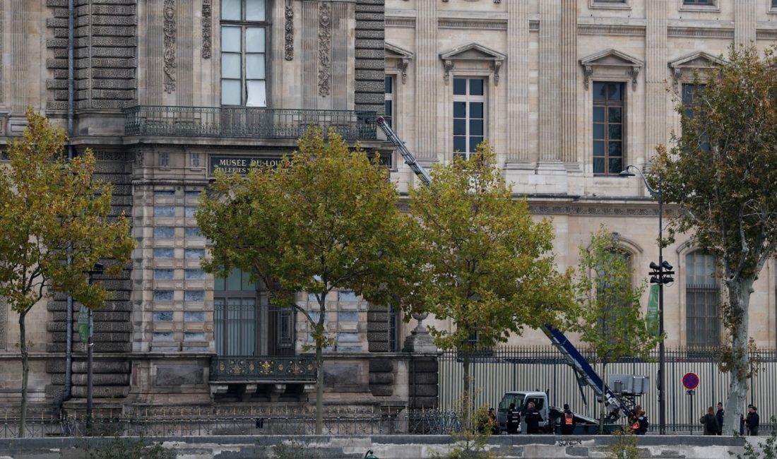 Louvre soygununda kullanılan merdiveni üreten Alman firması fırsatı kaçırmadı: Aceleniz varsa… Almanya’nın Kuzey Ren-Vestfalya bölgesinde